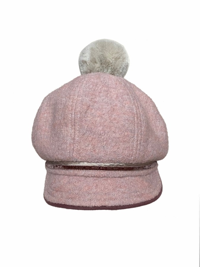 Deimantė Songailienė švelniai rožinės spalvos kepuraitė su snapeliu 
