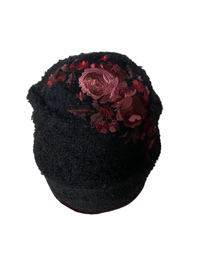 Klostuota juodos spalvos siuvinėta kepuraitė 