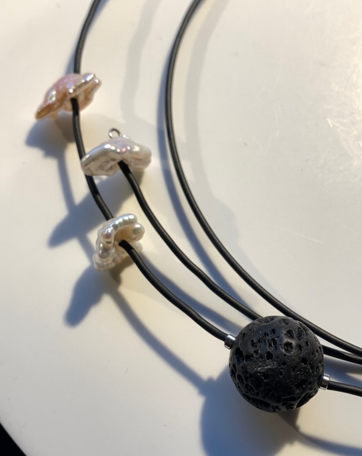 RA kaklo papuošalas su upiniais perlais